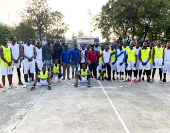 CHAMPION DANS LE TOURNOI DE BASKETBALL